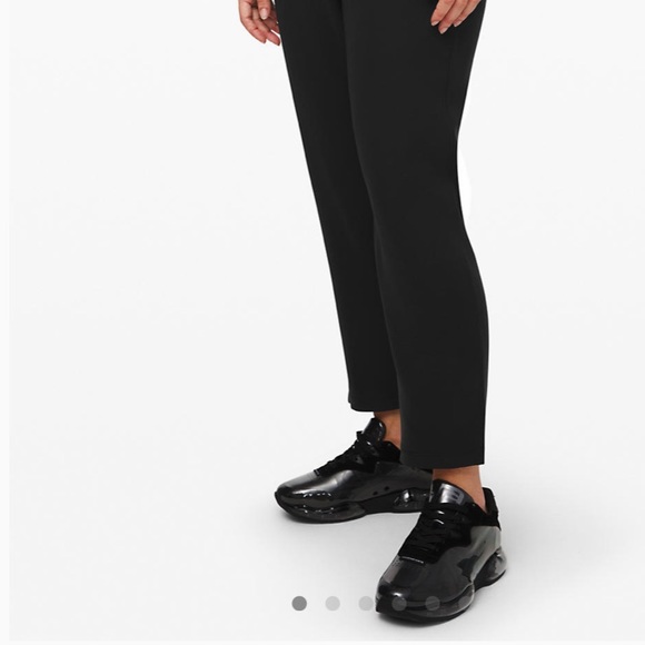 *LULULEMON* ON THE FLY 7/8 PANT *WOVEN - Picture 3 of 6